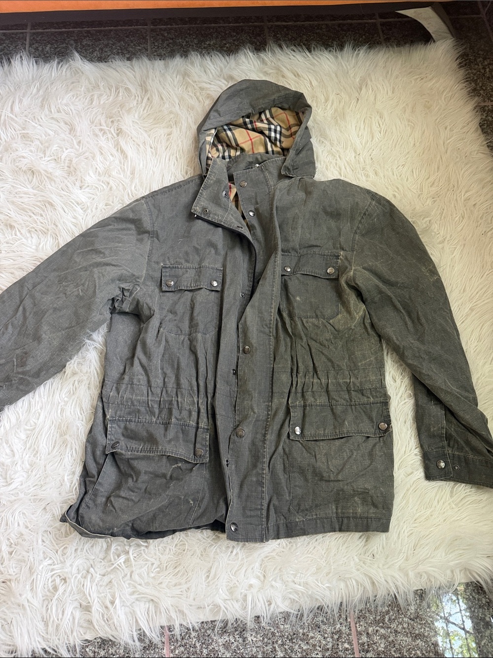 Burberry Men's Hooded Raincoat in Gray with Vintage Check Lining - Picture 2 of 8